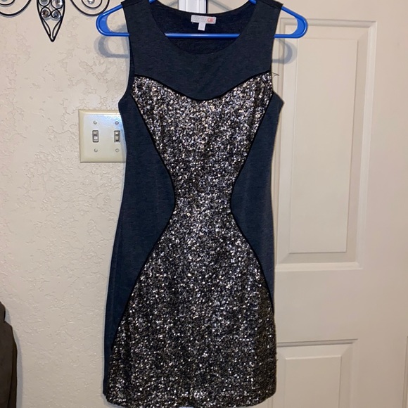 Fun but yet elegant mini dress, very slenderizing - Picture 2 of 3